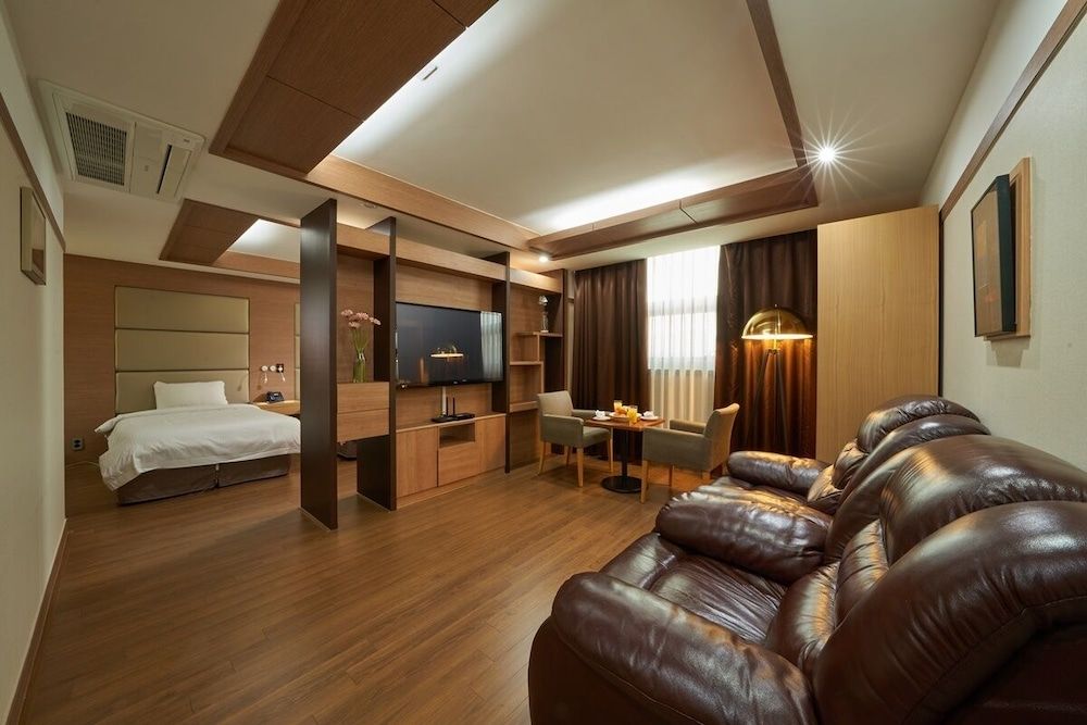 Gyeongju GG Tourist Hotel Suite 4