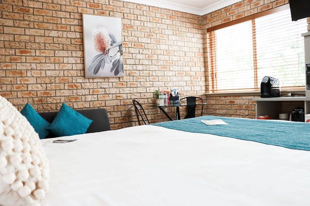 Kennedy Drive Boutique Motel - Close To City Centre & Airport Deluxe Queen Room - Pet Friendly 2