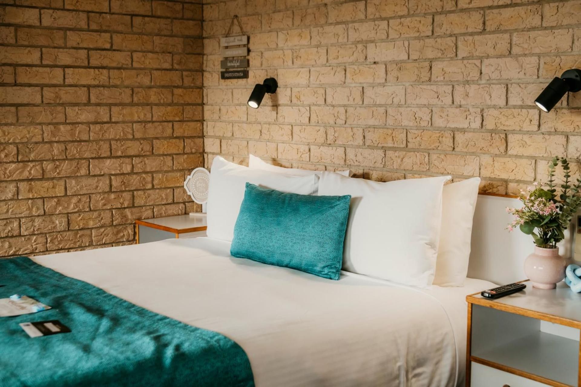 Deluxe Queen Room - Non Pet Friendly