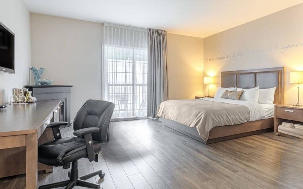 Chambre Oasis, 1 grand lit, baignoire à jets, vue jardin