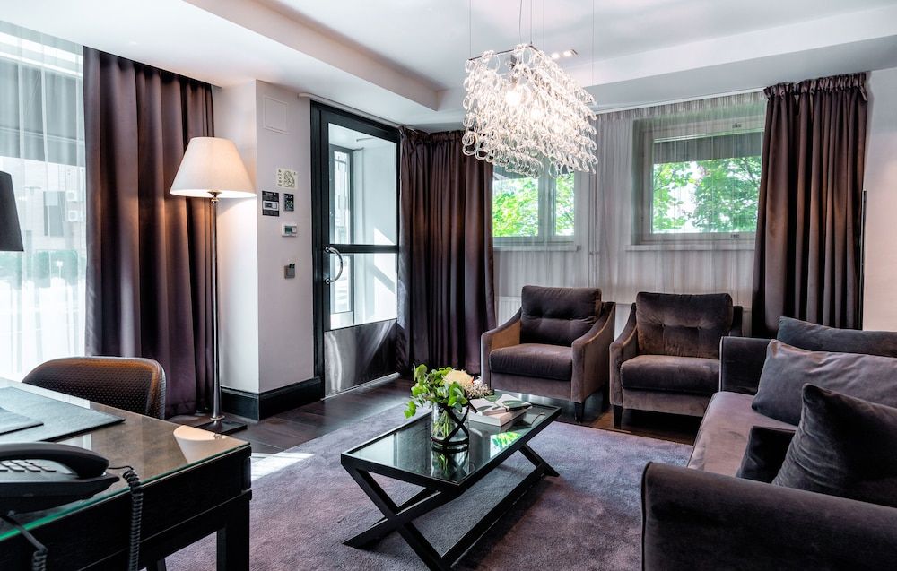 Arctic Light Hotel Polar room, street view 6