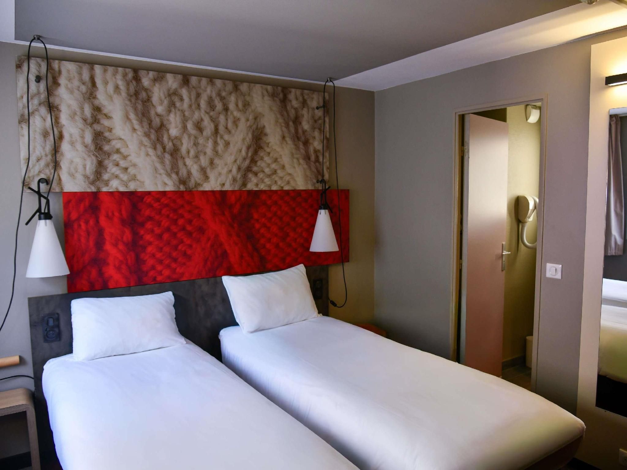 Standard Room with two single beds