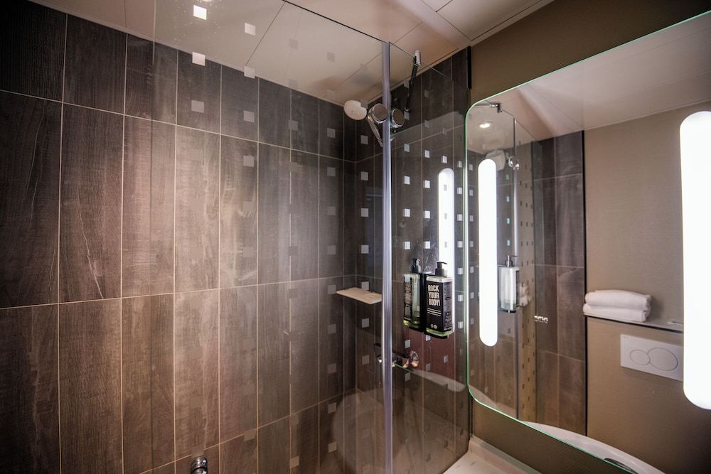 Ibis Paris Canal Saint Martin Standard Double Room, 1 Double Bed 7