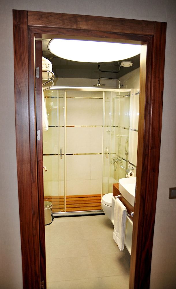 Avin Hotel Deluxe Twin Room 9