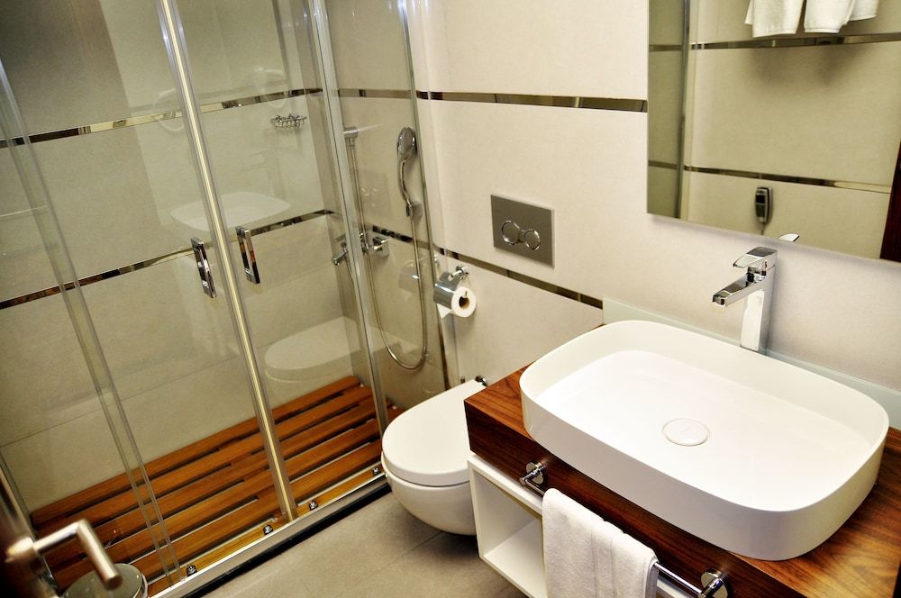 Avin Hotel Deluxe Twin Room 6