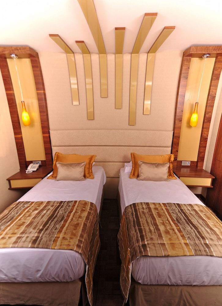 Avin Hotel Deluxe Twin Room 3