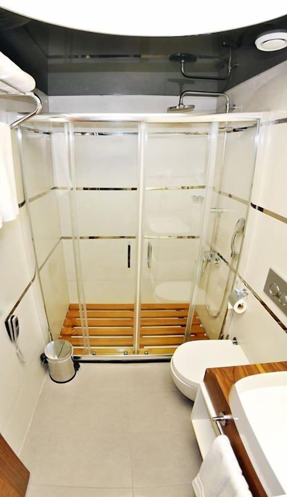 Avin Hotel Deluxe Twin Room 7