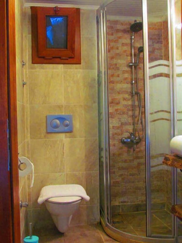 Amazon Petite Palace Classic Room 9