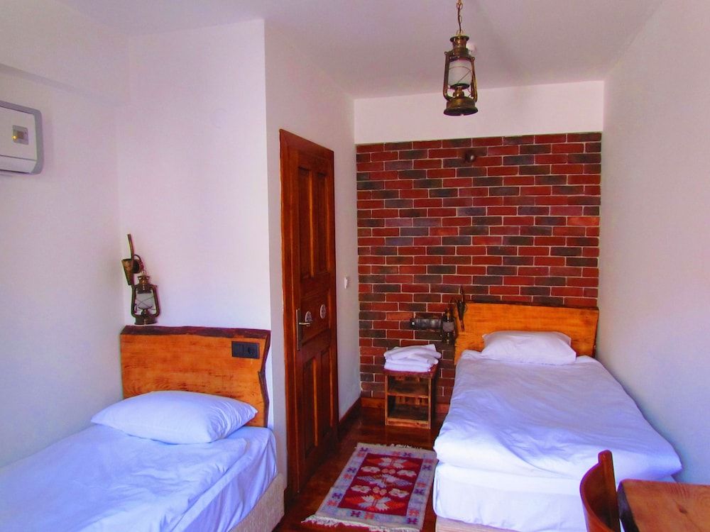 Amazon Petite Palace Classic Room 2