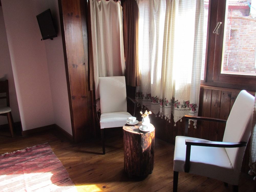 Amazon Petite Palace Classic Room 11