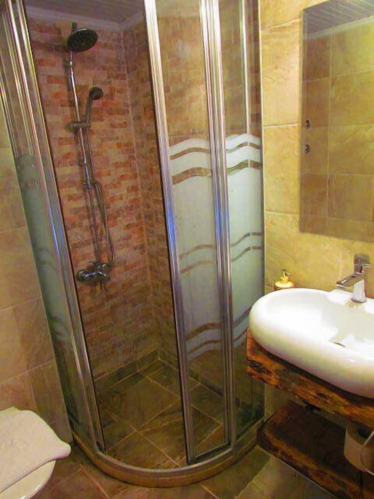 Amazon Petite Palace Triple Room 3