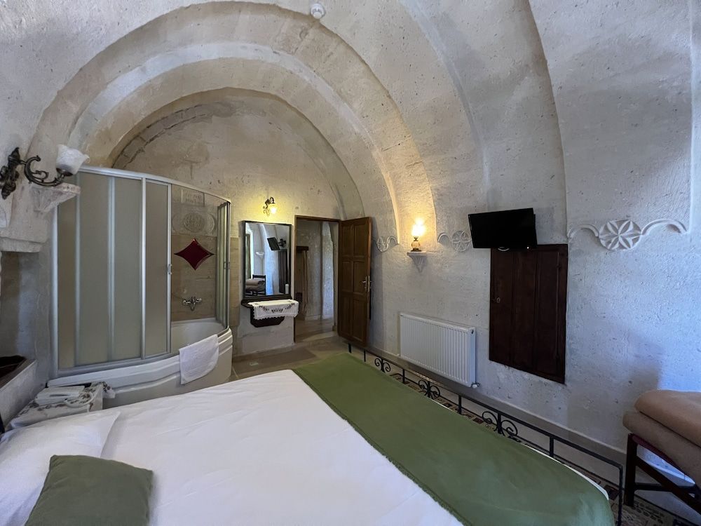 El Puente Cave Hotel Family Quadruple Room 5