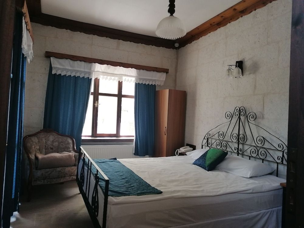 El Puente Cave Hotel Family Quadruple Room 3