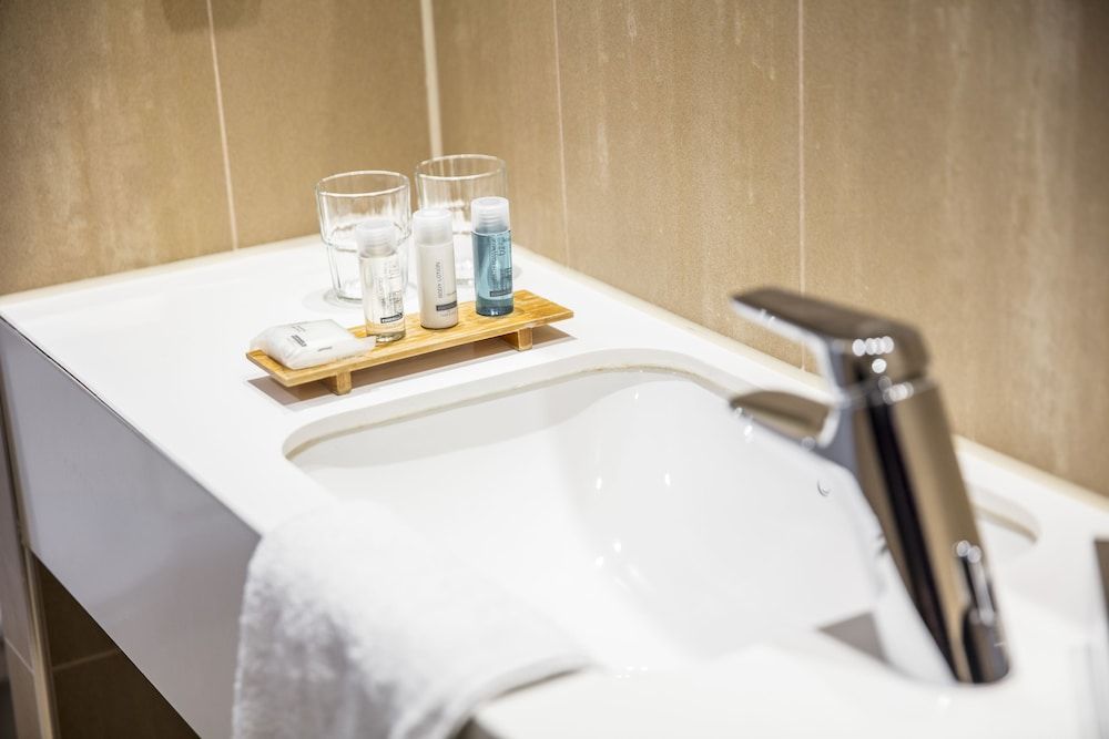 Holiday Inn Amsterdam - Arena Towers by IHG Standard Room, 1 Queen Bed (Walk-In Shower) 8