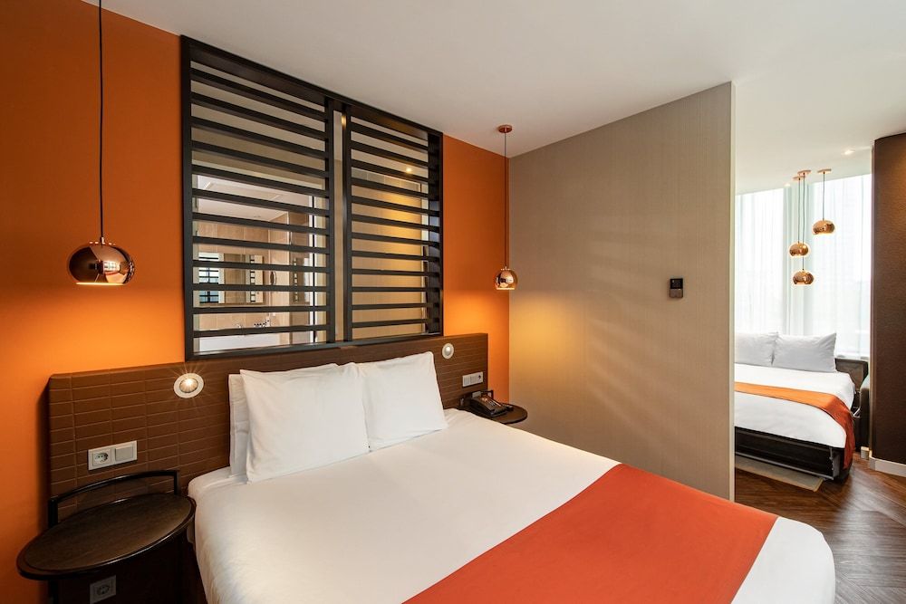 Holiday Inn Amsterdam - Arena Towers by IHG Standard Room, 1 Queen Bed (Walk-In Shower) 2