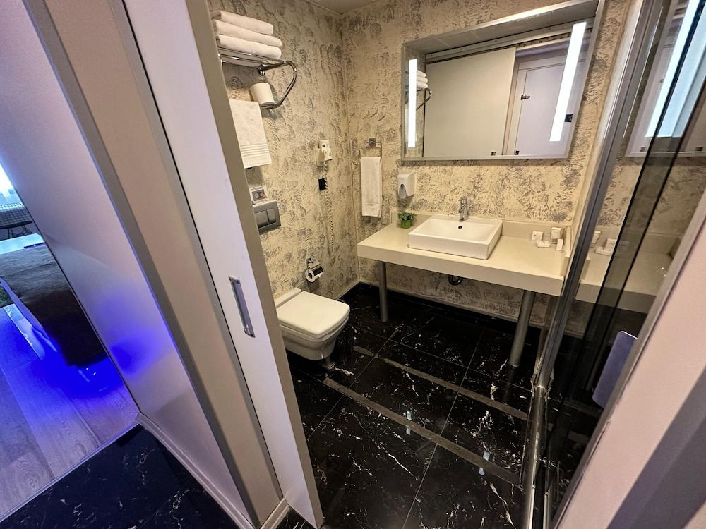 Tempo Suites Airport İstanbul Standard Twin Room 3