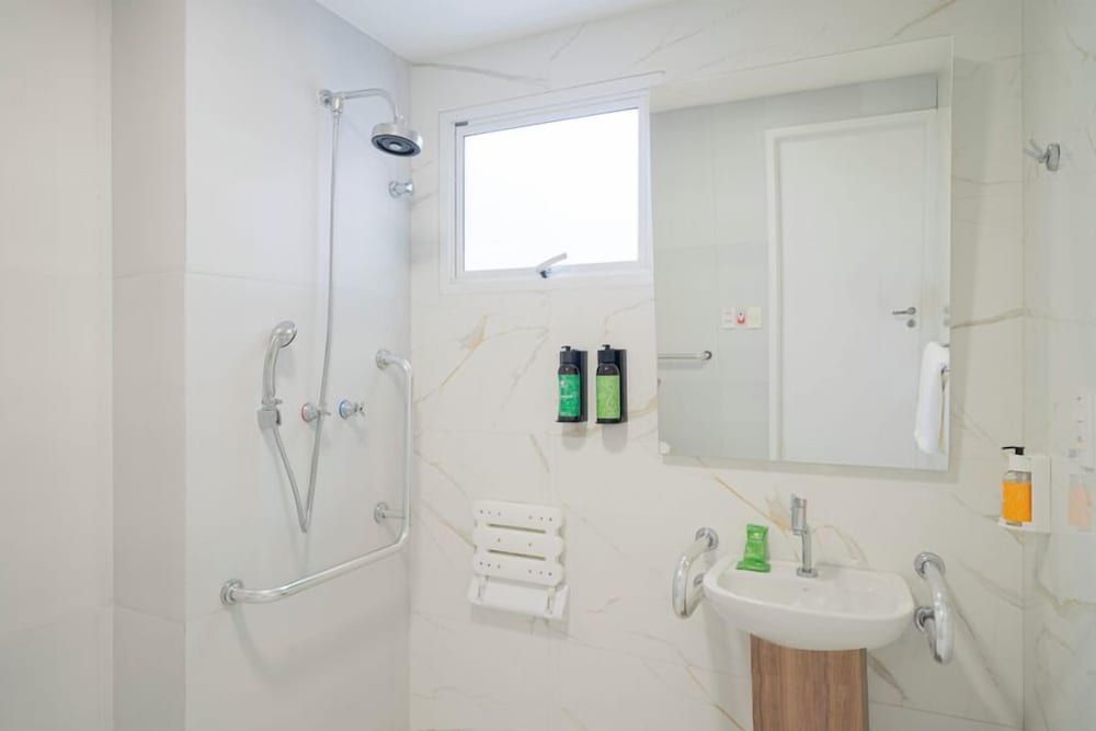 Beach Park Wellness Resort Deluxe Suite, Mobility Accessible 6