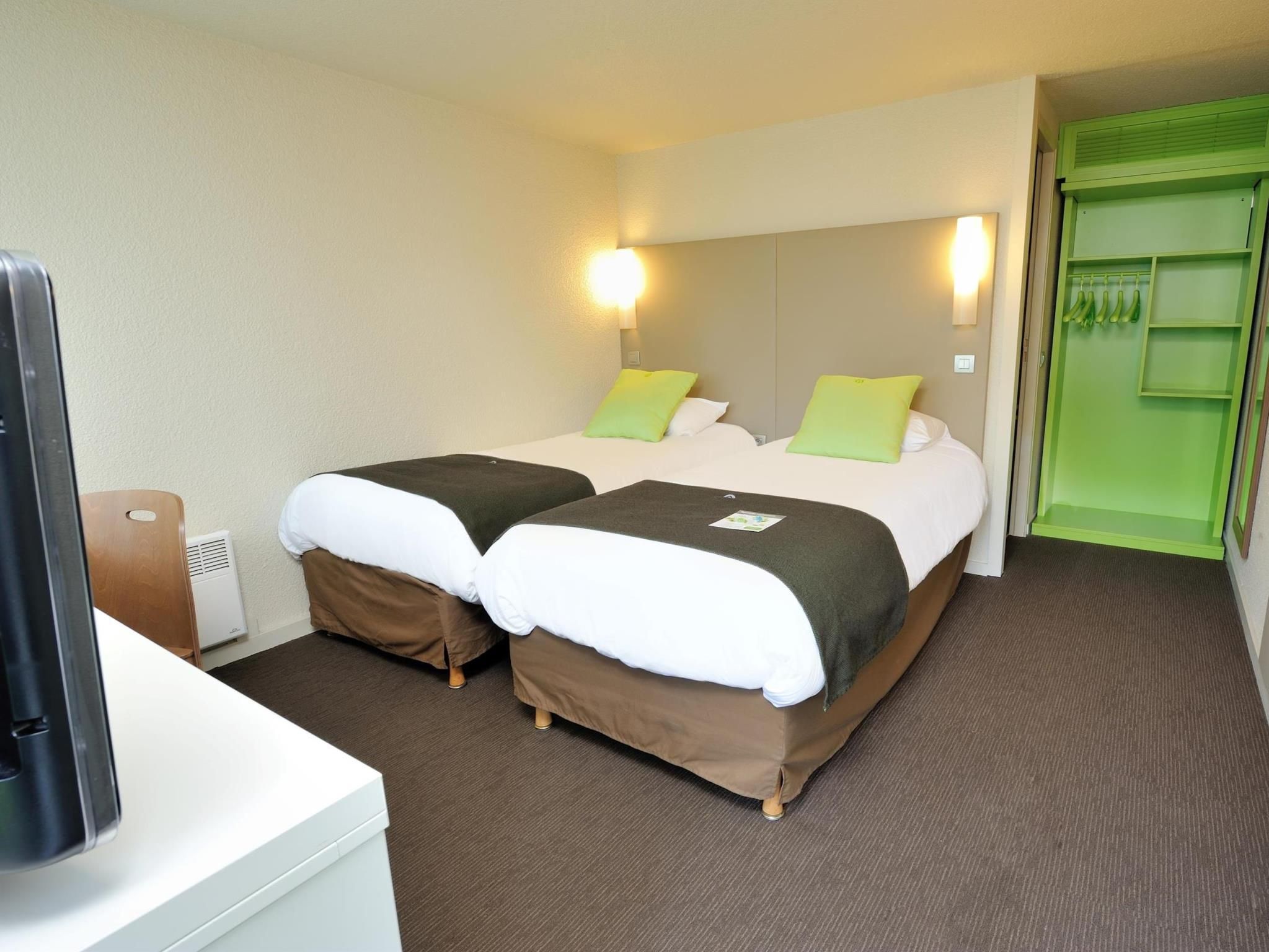 2 Single Beds