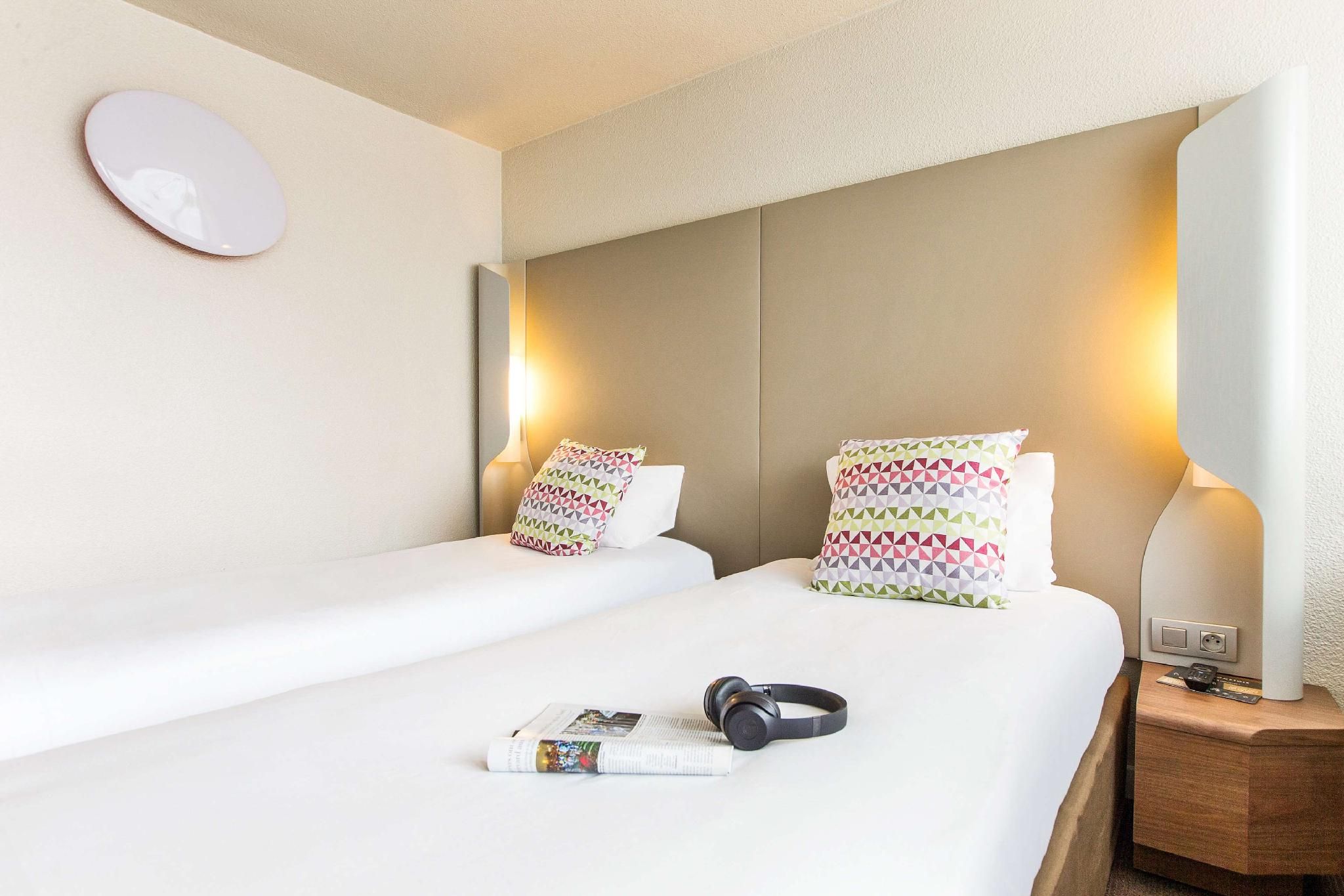 2 Single Beds