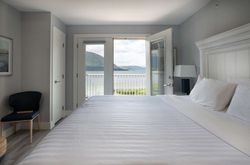 Standard Room, 1 King Bed, Balcony, Lake View