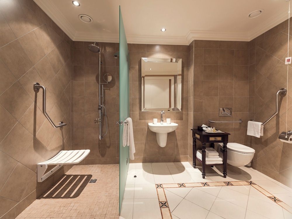 The Boardwalk Hotel Paraplegic Room 5