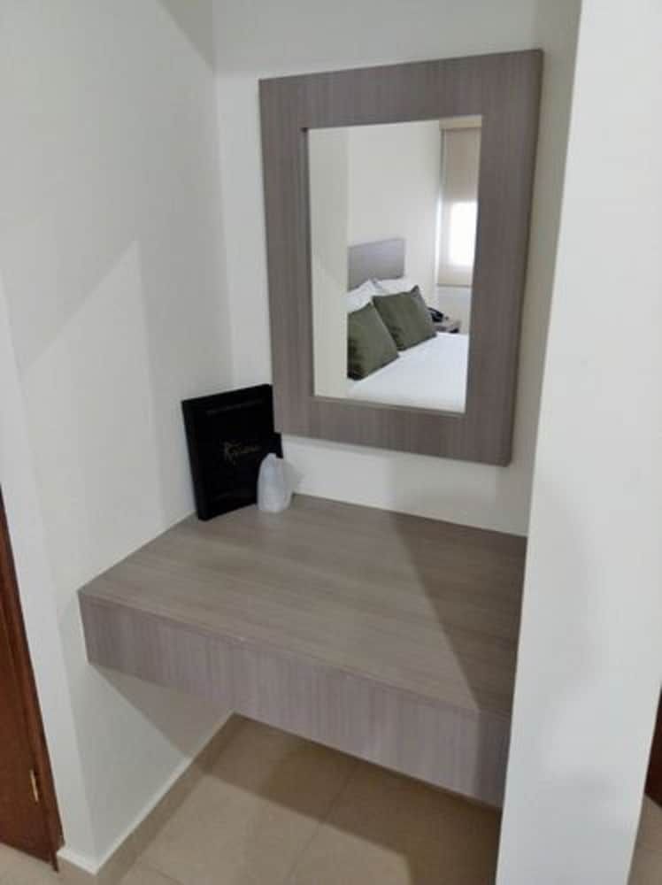 Hotel La Riviera Basic Single Room, 1 King Bed 6