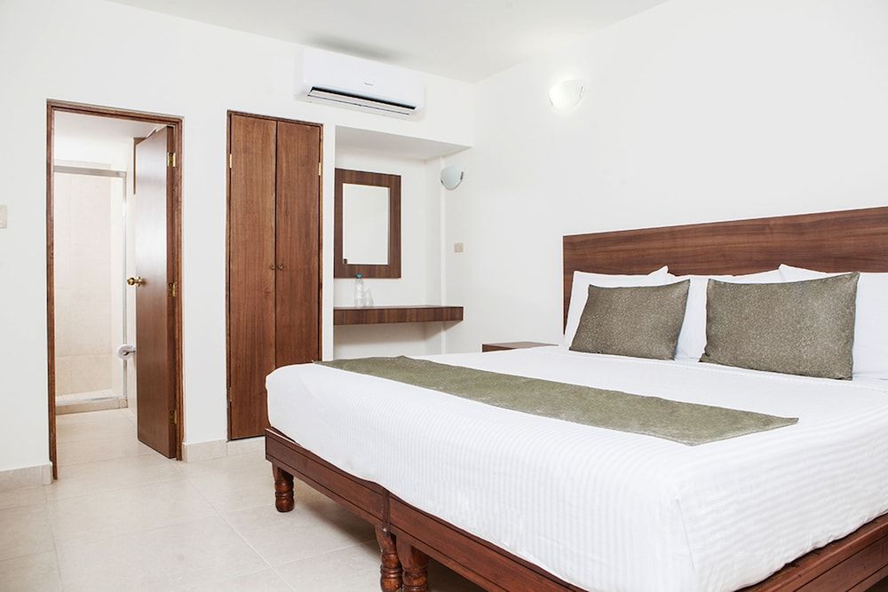 Hotel La Riviera Basic Single Room, 1 King Bed 8