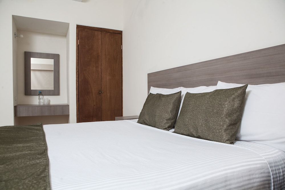 Hotel La Riviera Basic Single Room, 1 King Bed 7