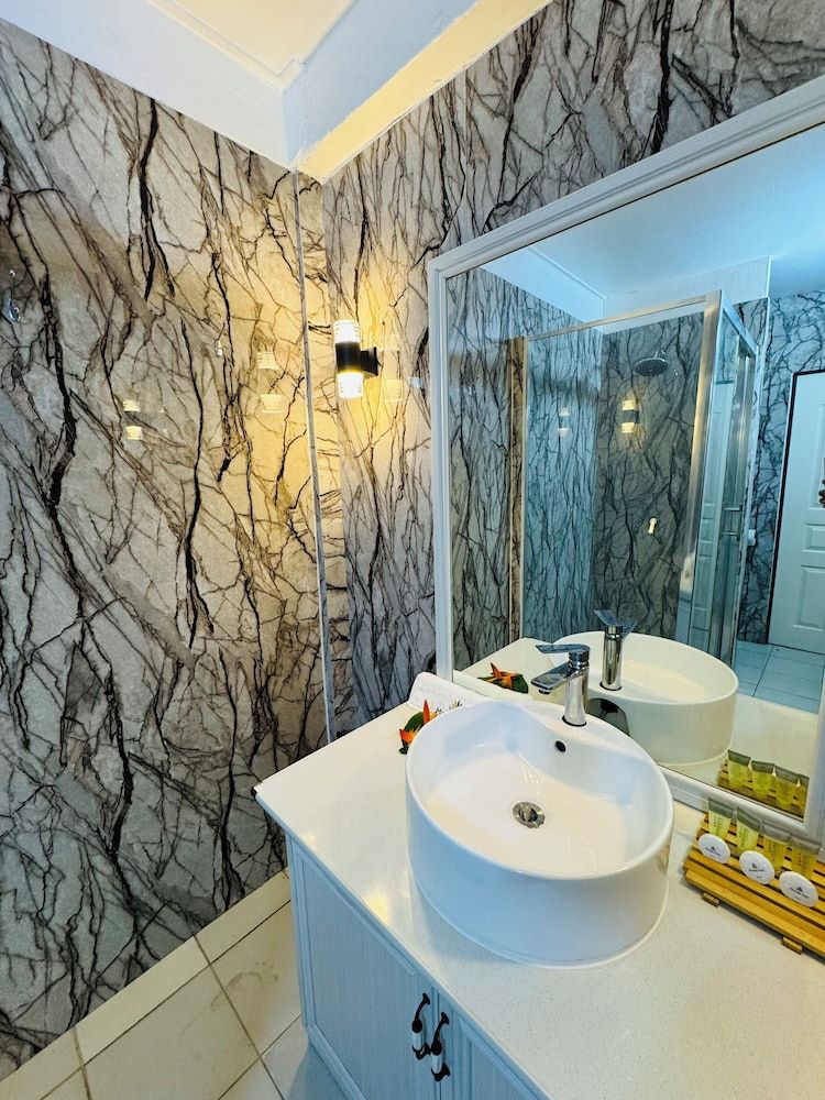 Moatoga Hotel Comfort Quadruple Room, Ensuite, Mountain View 9