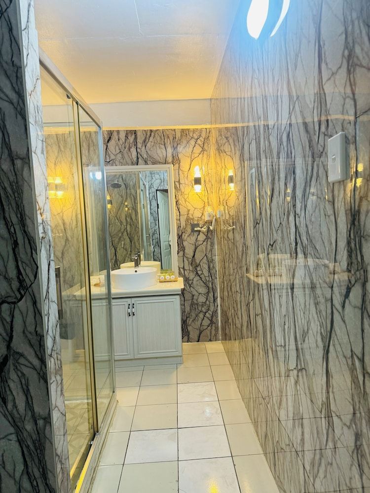 Moatoga Hotel Comfort Quadruple Room, Ensuite, Mountain View 10