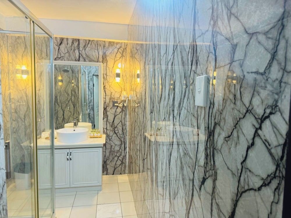 Moatoga Hotel Comfort Quadruple Room, Ensuite, Mountain View 7