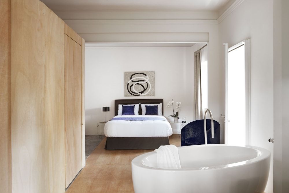 Box art hotel
