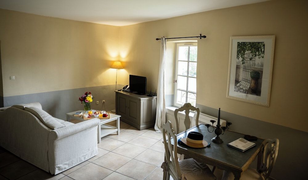 Couvent d'Hérépian Suite, Mountain View 8