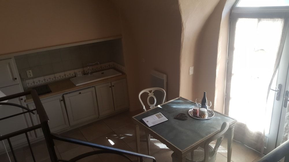 Couvent d'Hérépian Superior Studio, Garden View 5