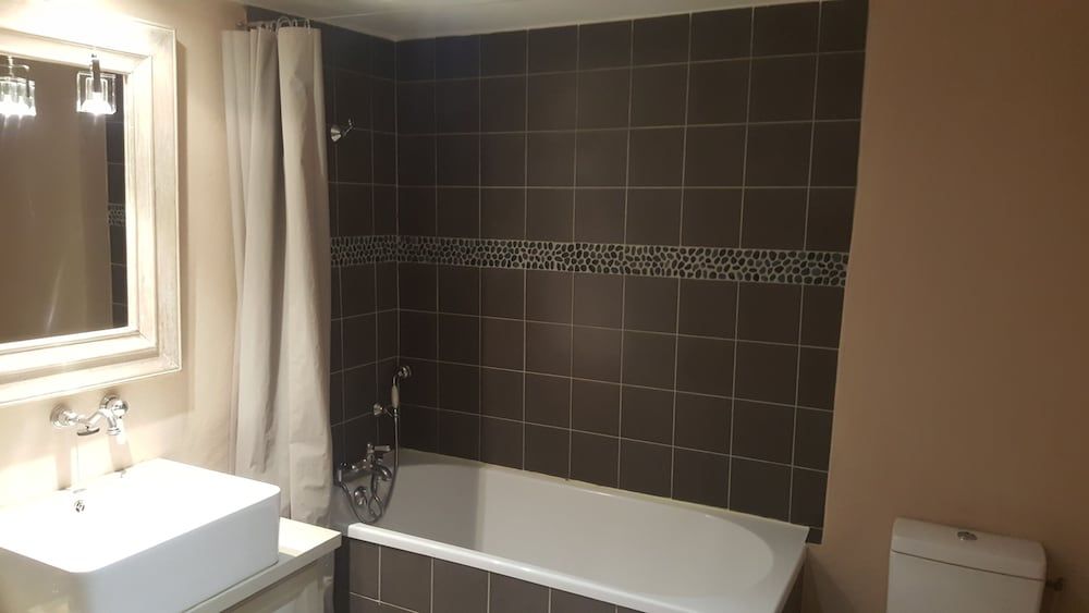 Couvent d'Hérépian Superior Studio, Garden View 3