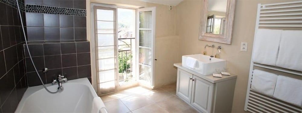 Couvent d'Hérépian Suite, Mountain View 5