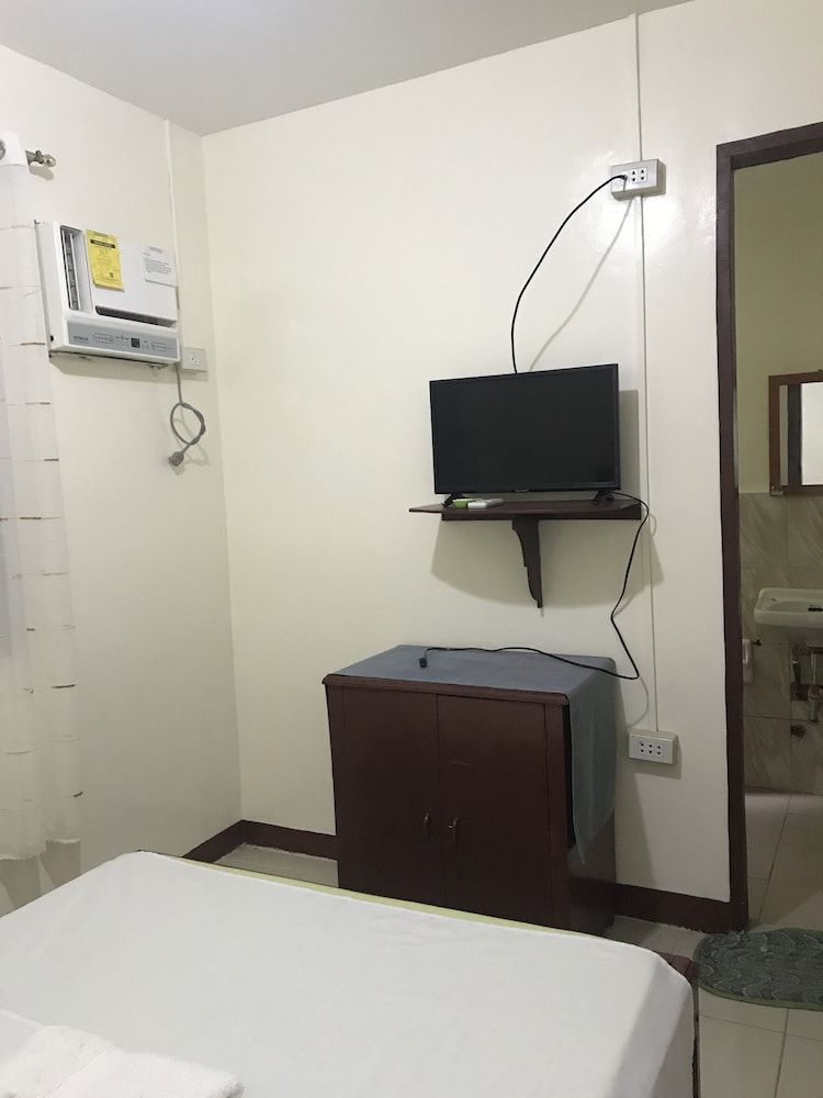 Wendy's Apartelle Superior Room 6