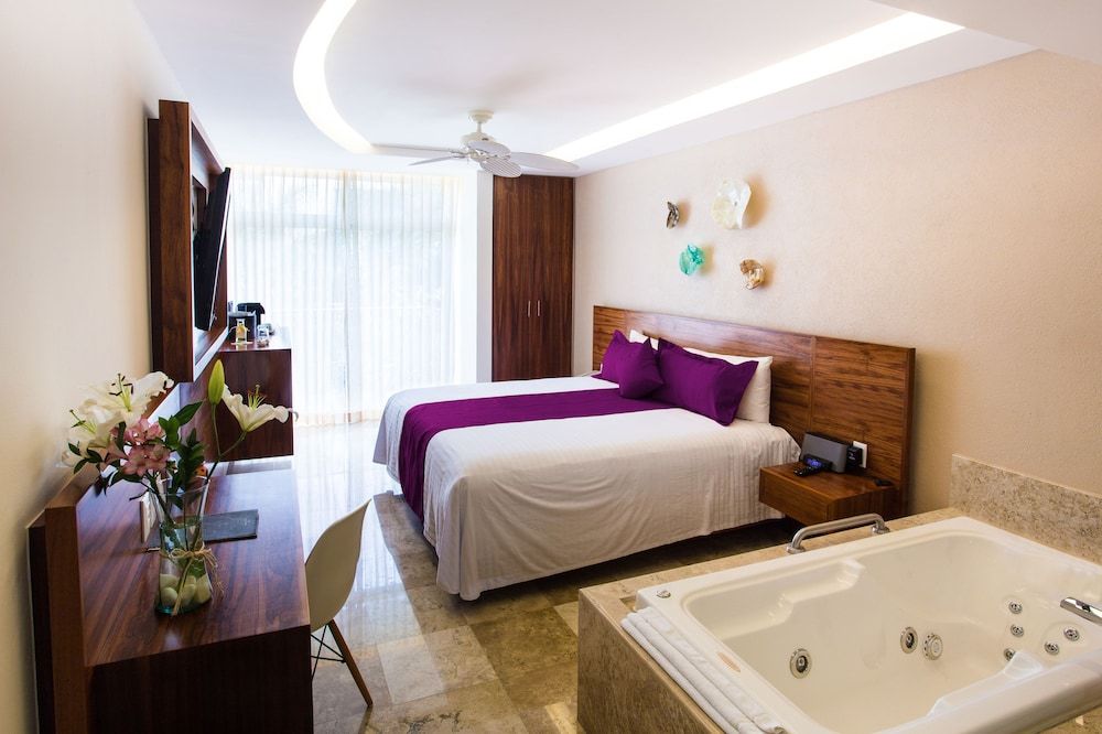 Deluxe Suite (with Jacuzzi)