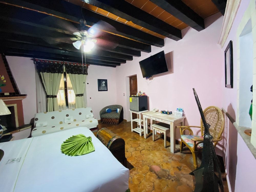 Suite with a King bed, Accesible, Pool View (Margaritas)