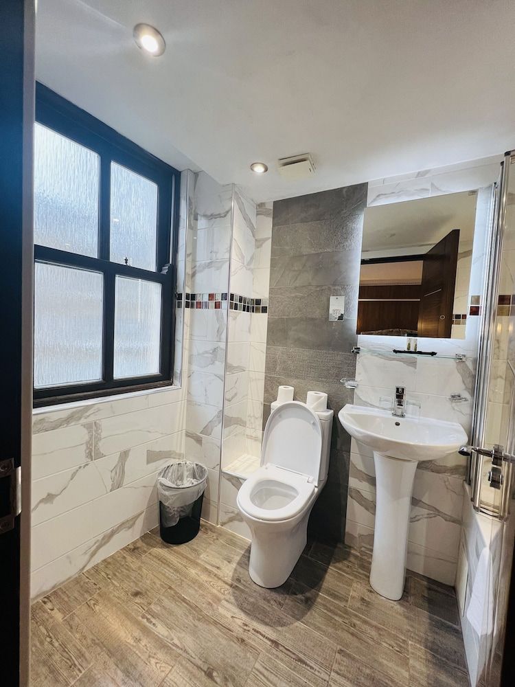 Cheshire Hotel Central London Standard Double Room 14