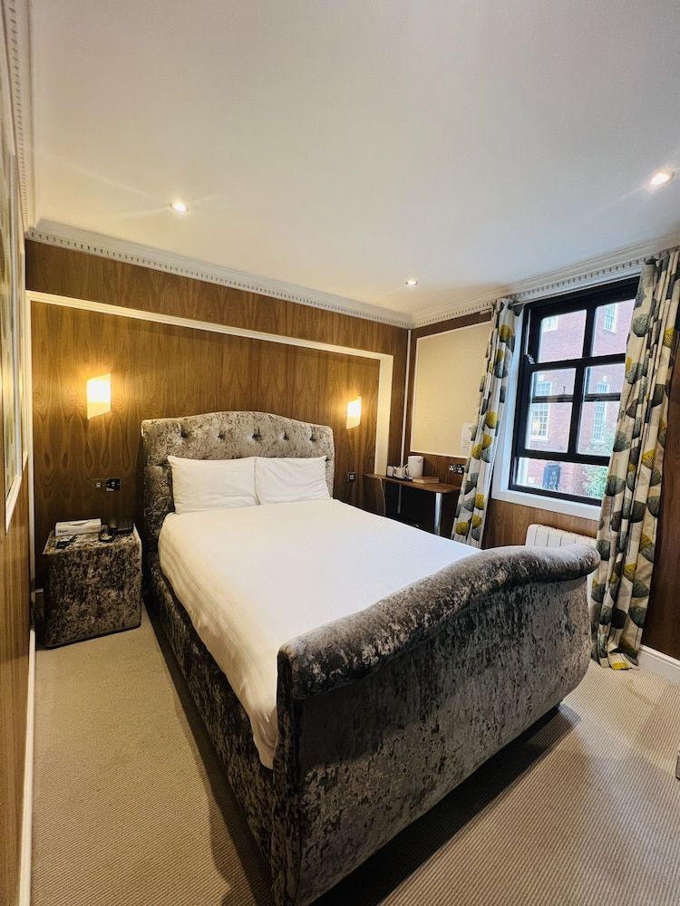 Cheshire Hotel Central London Standard Double Room 8