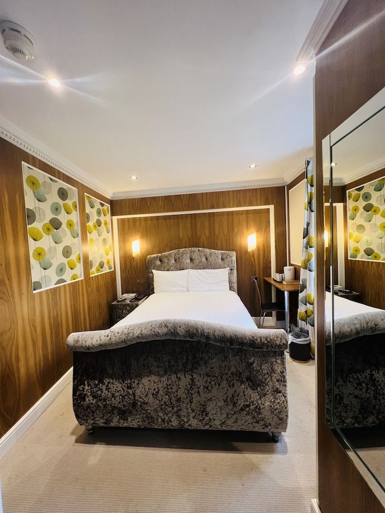Cheshire Hotel Central London Standard Double Room 7