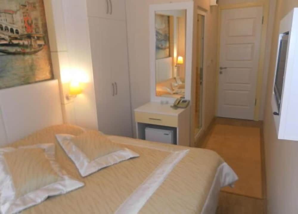 Hotel La White Economy Double Room 9