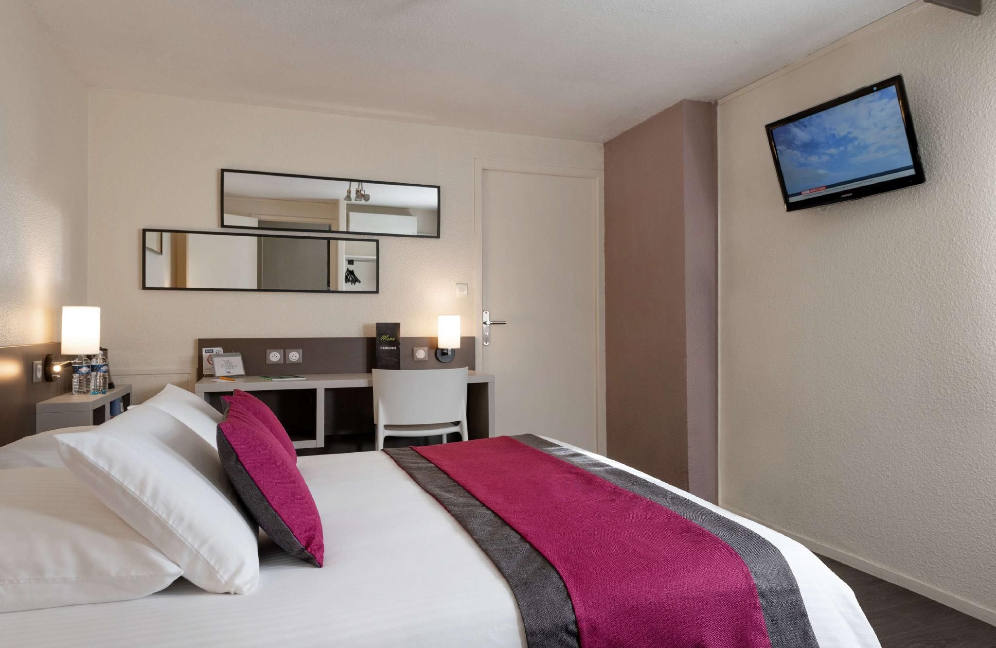 Standard Room - 2 Double Beds 1 Single Bed