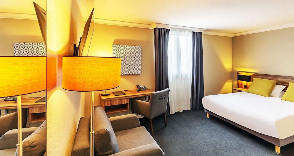 Best Western Hotel Atrium Valence Standard Room, 1 Queen Bed, Non Smoking (Shower Only) 2