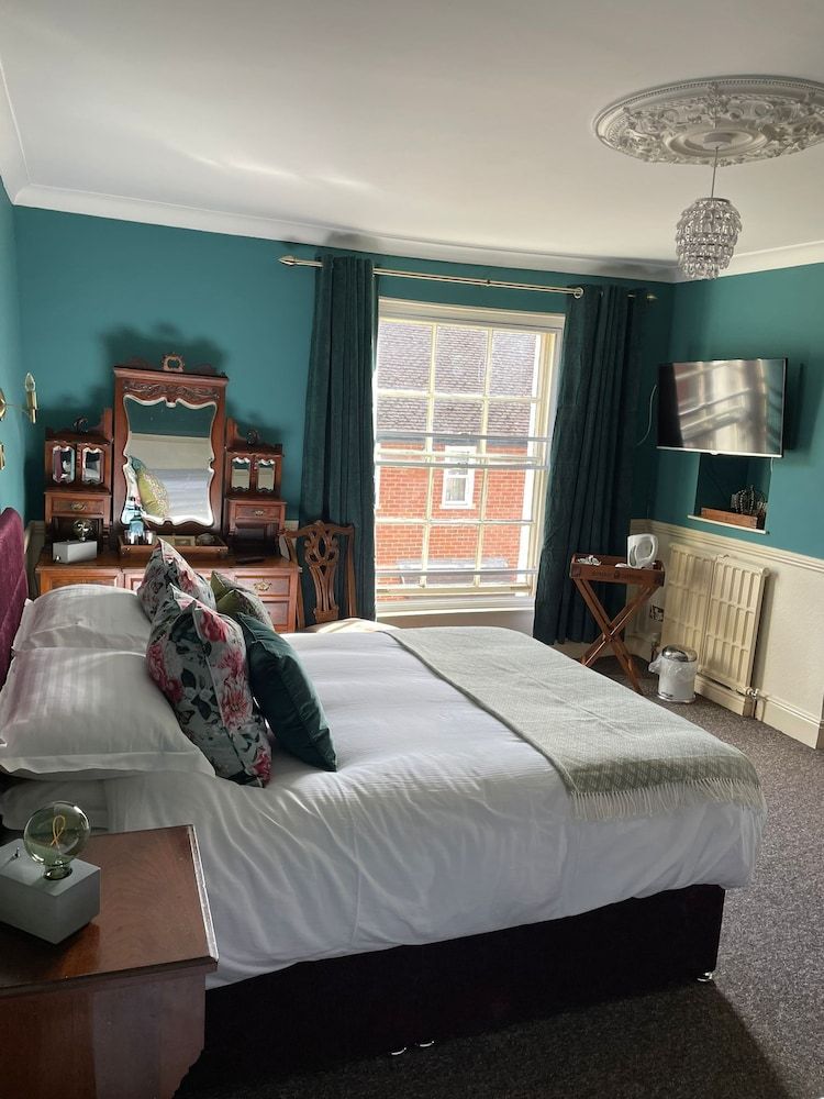 The White Hart Arkells Pub Group Suite, Ensuite (2 Adults and 1 child ) 4