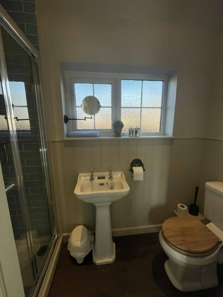 The White Hart Arkells Pub Group Basic Double Room, Ensuite 2