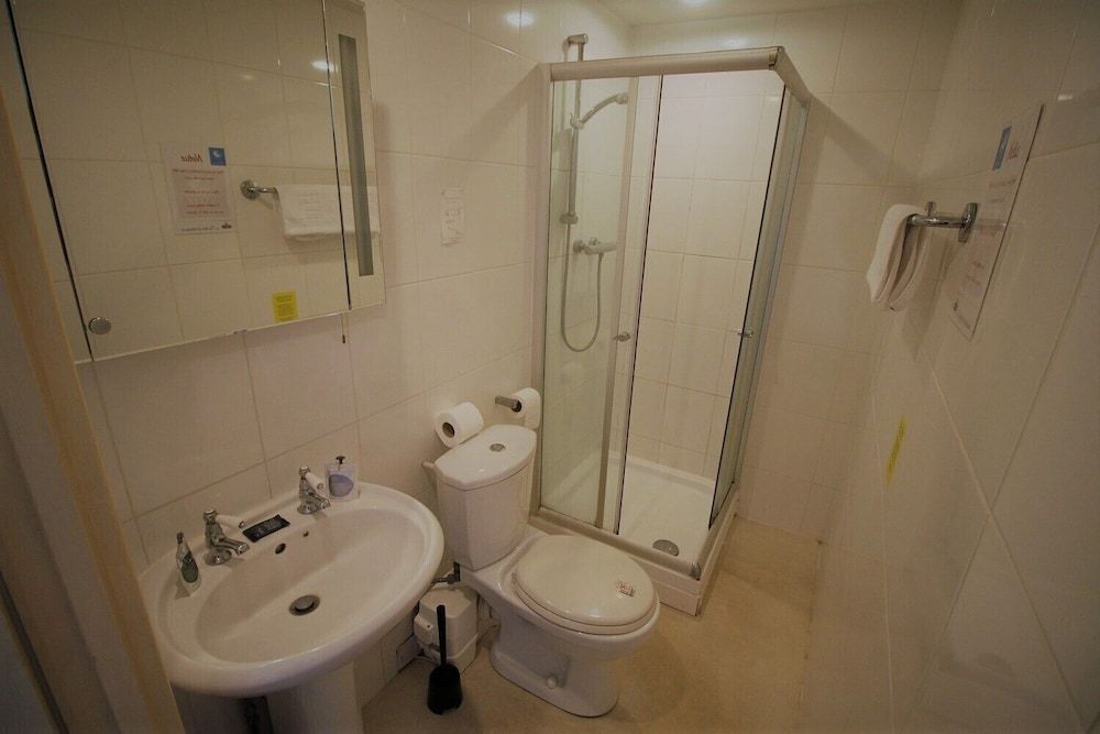 The White Hart Arkells Pub Group Suite, Ensuite (2 Adults and 1 child ) 6