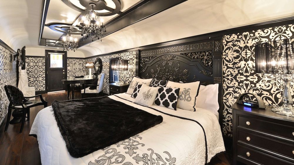 Suite, 1 King Bed, Non Smoking (Railcar)