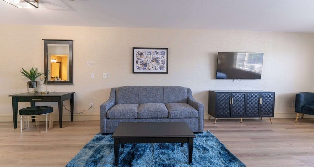 Prestige Rocky Mountain Resort Cranbrook, WorldHotels Crafted Suite, 1 King Bed, Jetted Tub, Mountain View (with Sofabed) 4